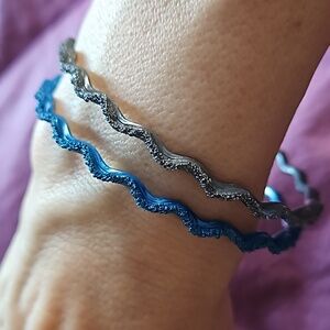 Set of 2 thin, lightweight, wavy, sparkly, bangle bracelets, 1 blue & 1 gray